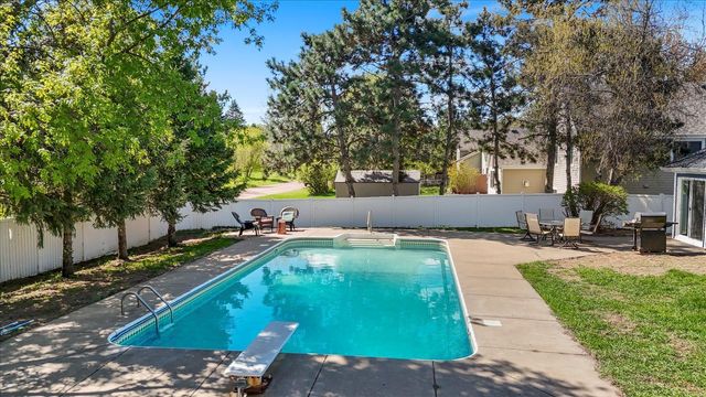 512 Hyde Avenue N, Mahtomedi, MN 55115