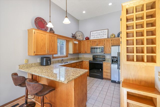 512 Hyde Avenue N, Mahtomedi, MN 55115