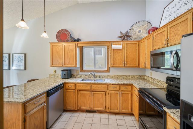512 Hyde Avenue N, Mahtomedi, MN 55115