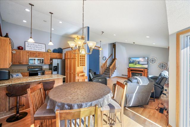 512 Hyde Avenue N, Mahtomedi, MN 55115