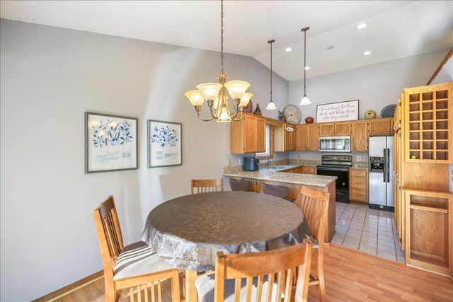 512 Hyde Avenue N, Mahtomedi, MN 55115