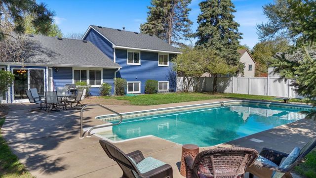 512 Hyde Avenue N, Mahtomedi, MN 55115