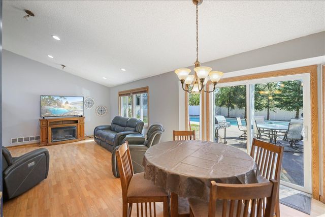 512 Hyde Avenue N, Mahtomedi, MN 55115