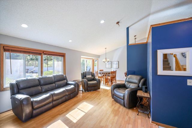 512 Hyde Avenue N, Mahtomedi, MN 55115