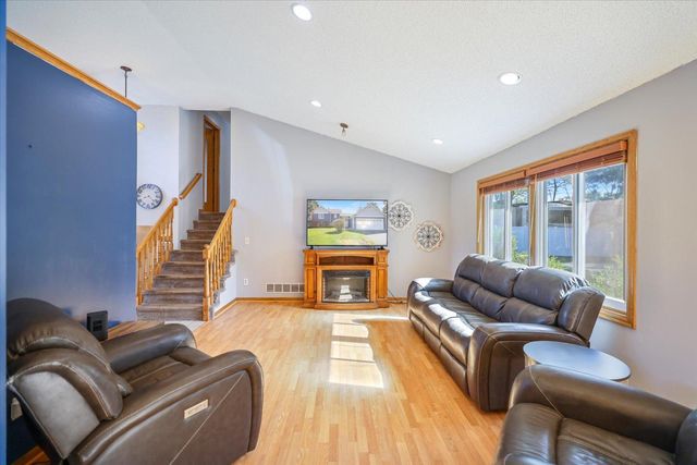 512 Hyde Avenue N, Mahtomedi, MN 55115