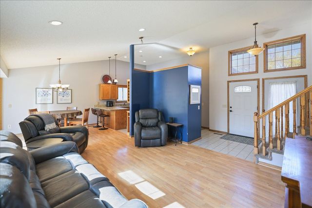 512 Hyde Avenue N, Mahtomedi, MN 55115