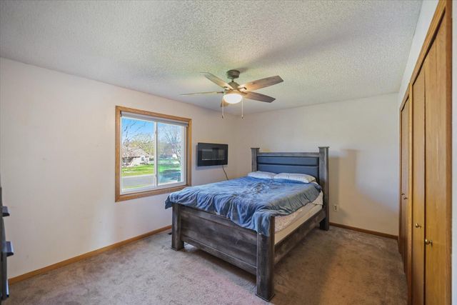 512 Hyde Avenue N, Mahtomedi, MN 55115