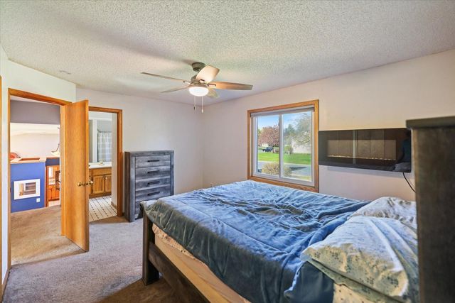 512 Hyde Avenue N, Mahtomedi, MN 55115