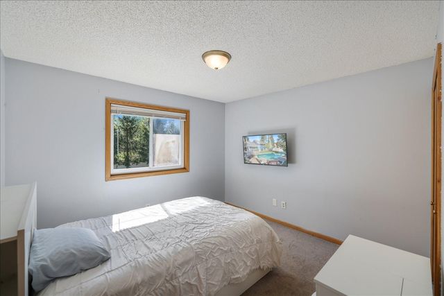 512 Hyde Avenue N, Mahtomedi, MN 55115
