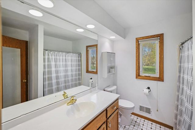 512 Hyde Avenue N, Mahtomedi, MN 55115