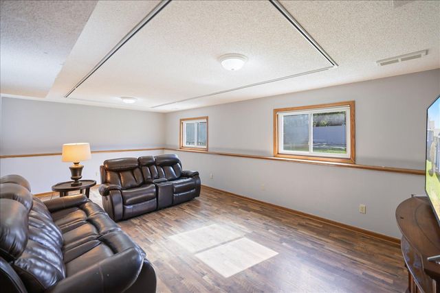 512 Hyde Avenue N, Mahtomedi, MN 55115