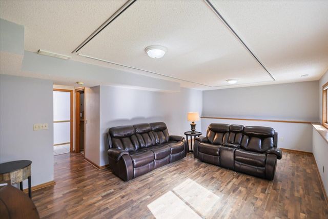 512 Hyde Avenue N, Mahtomedi, MN 55115
