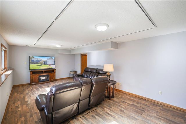 512 Hyde Avenue N, Mahtomedi, MN 55115