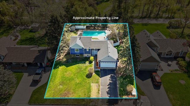 512 Hyde Avenue N, Mahtomedi, MN 55115