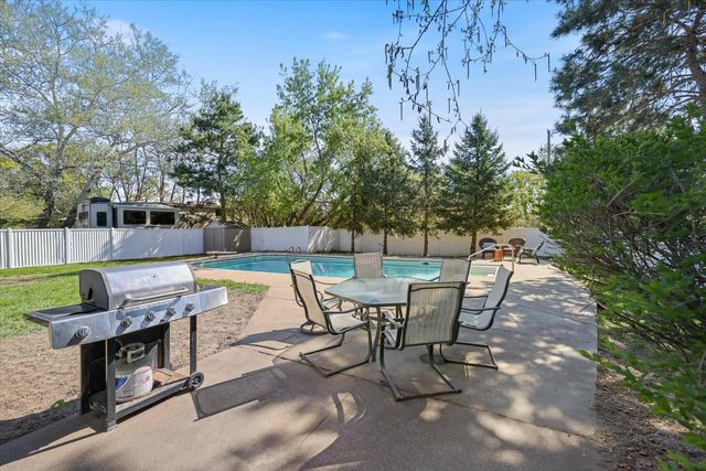 512 Hyde Avenue N, Mahtomedi, MN 55115