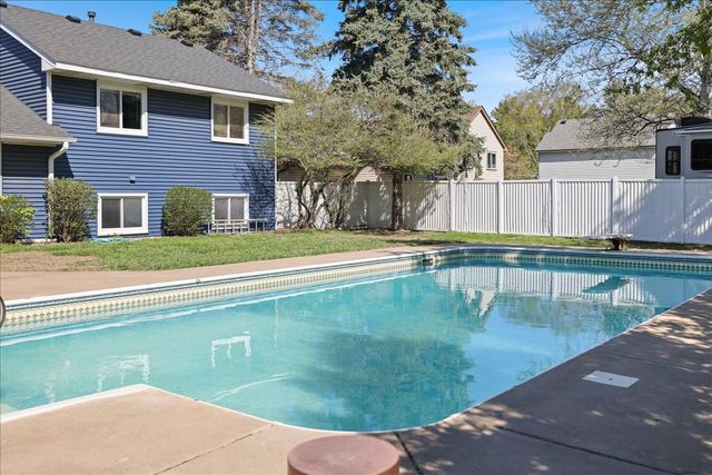 512 Hyde Avenue N, Mahtomedi, MN 55115