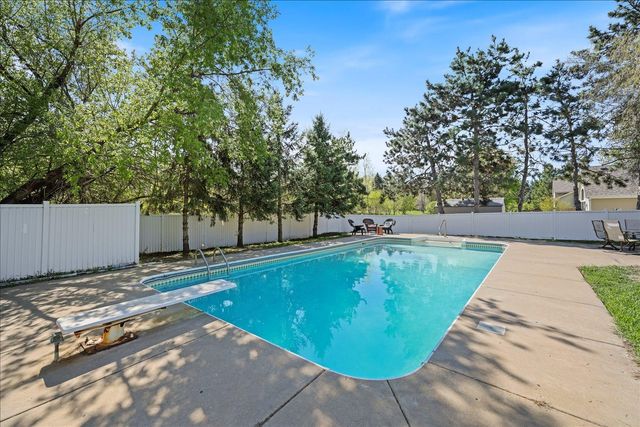 512 Hyde Avenue N, Mahtomedi, MN 55115