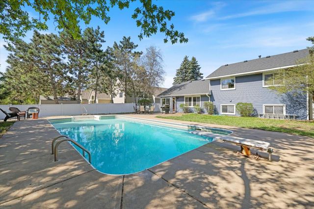 512 Hyde Avenue N, Mahtomedi, MN 55115