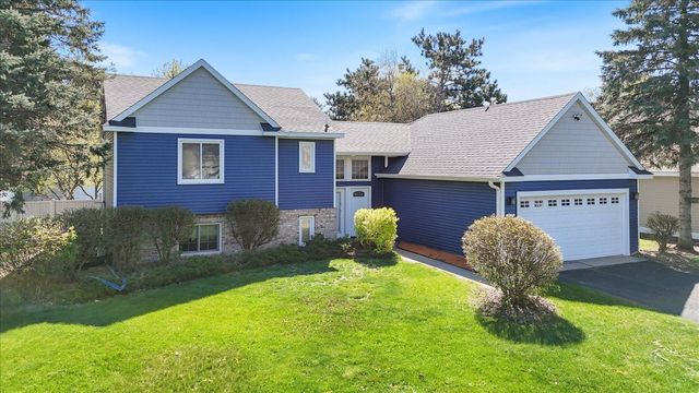 512 Hyde Avenue N, Mahtomedi, MN 55115