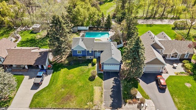 512 Hyde Avenue N, Mahtomedi, MN 55115