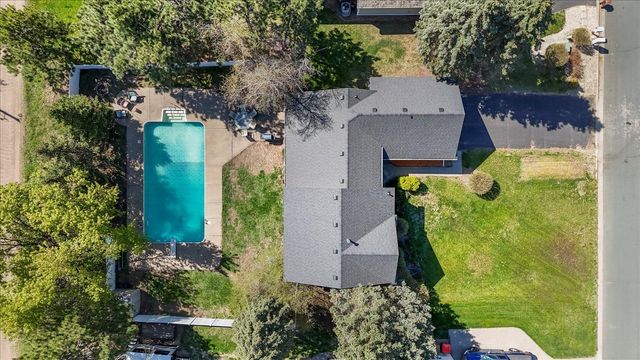 512 Hyde Avenue N, Mahtomedi, MN 55115