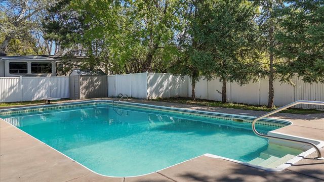512 Hyde Avenue N, Mahtomedi, MN 55115