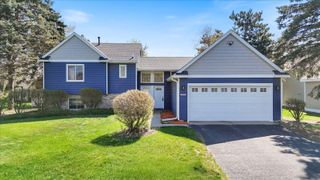 512 Hyde Avenue N, Mahtomedi, MN 55115