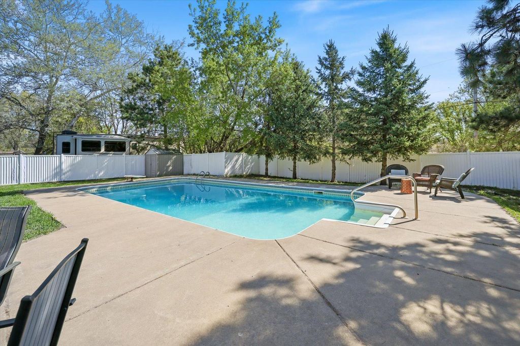 512 Hyde Avenue N, Mahtomedi, MN 55115