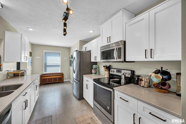 1916 DEER Lane, Washington, IL 61571