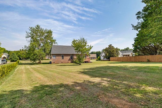312 Rolling Meadow Ct, Spartanburg, SC 29303