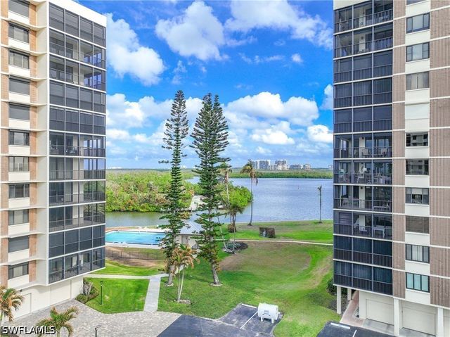 15 Bluebill AVE 103AA, Naples, FL 34108