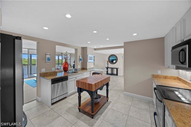 15 Bluebill AVE 103AA, Naples, FL 34108