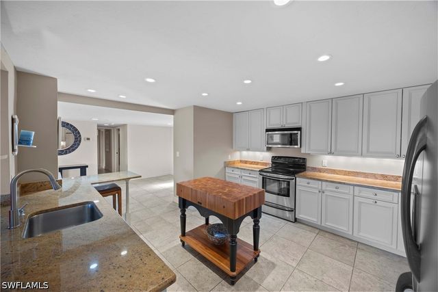 15 Bluebill AVE 103AA, Naples, FL 34108