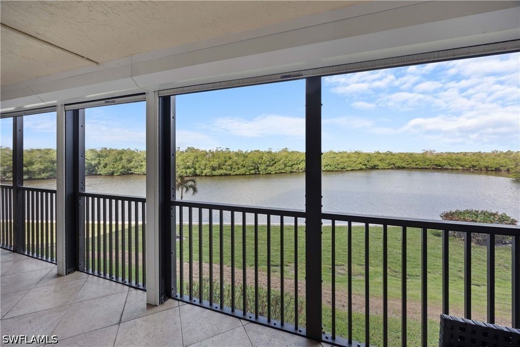15 Bluebill AVE 103AA, Naples, FL 34108