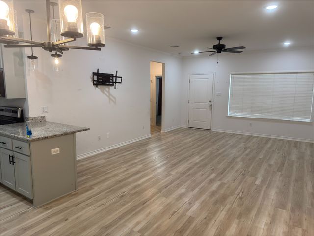 201 E 6th Street, Mcgregor, TX 76657