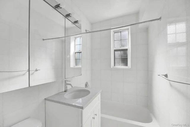 1 Ash place 3A, Great Neck Plaza, NY 11021