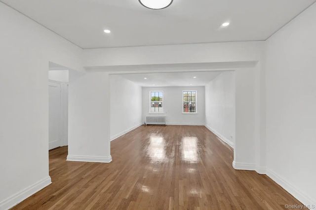 1 Ash place 3A, Great Neck Plaza, NY 11021