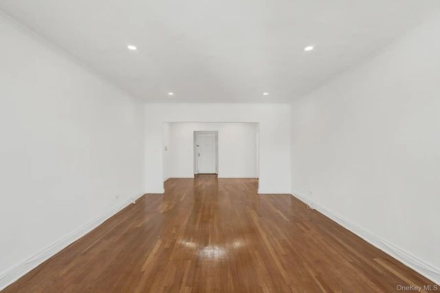 1 Ash place 3A, Great Neck Plaza, NY 11021
