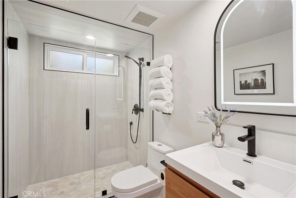 Image 10 of property listing at 11721 Norgrove Lane, Rossmoor, CA 90720