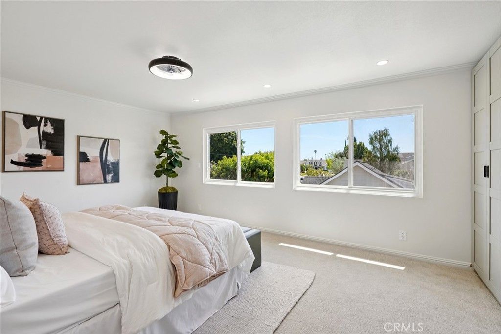 Image 14 of property listing at 11721 Norgrove Lane, Rossmoor, CA 90720