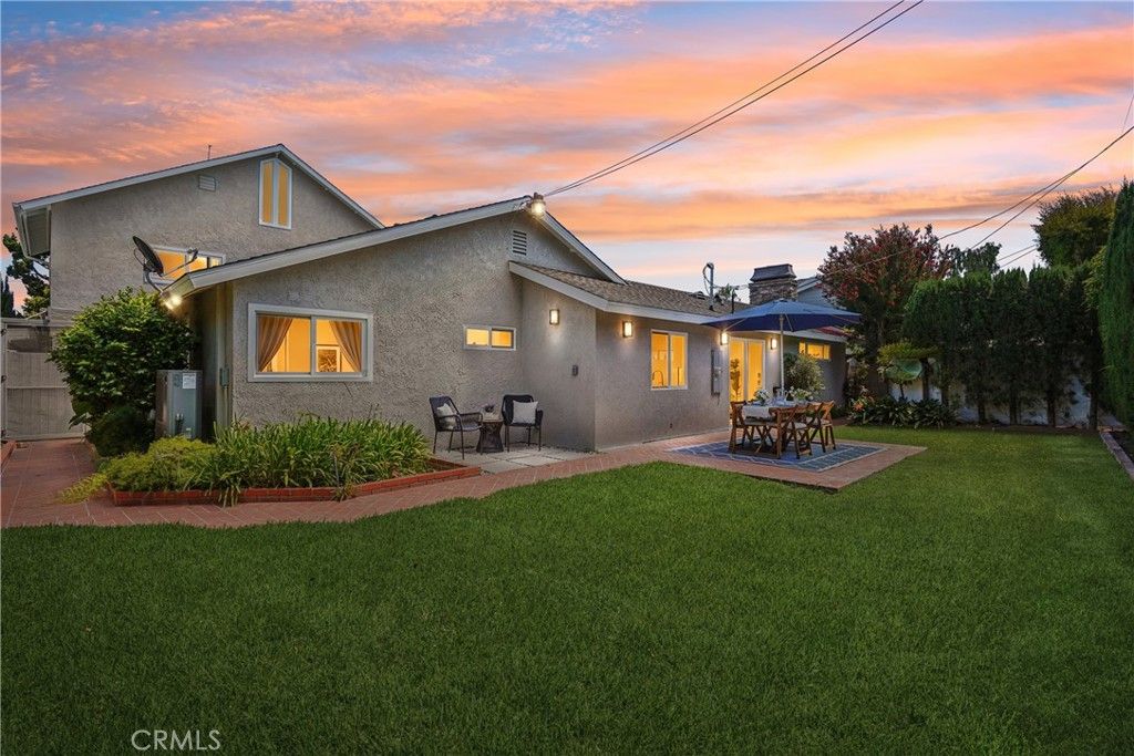 Image 2 of property listing at 11721 Norgrove Lane, Rossmoor, CA 90720