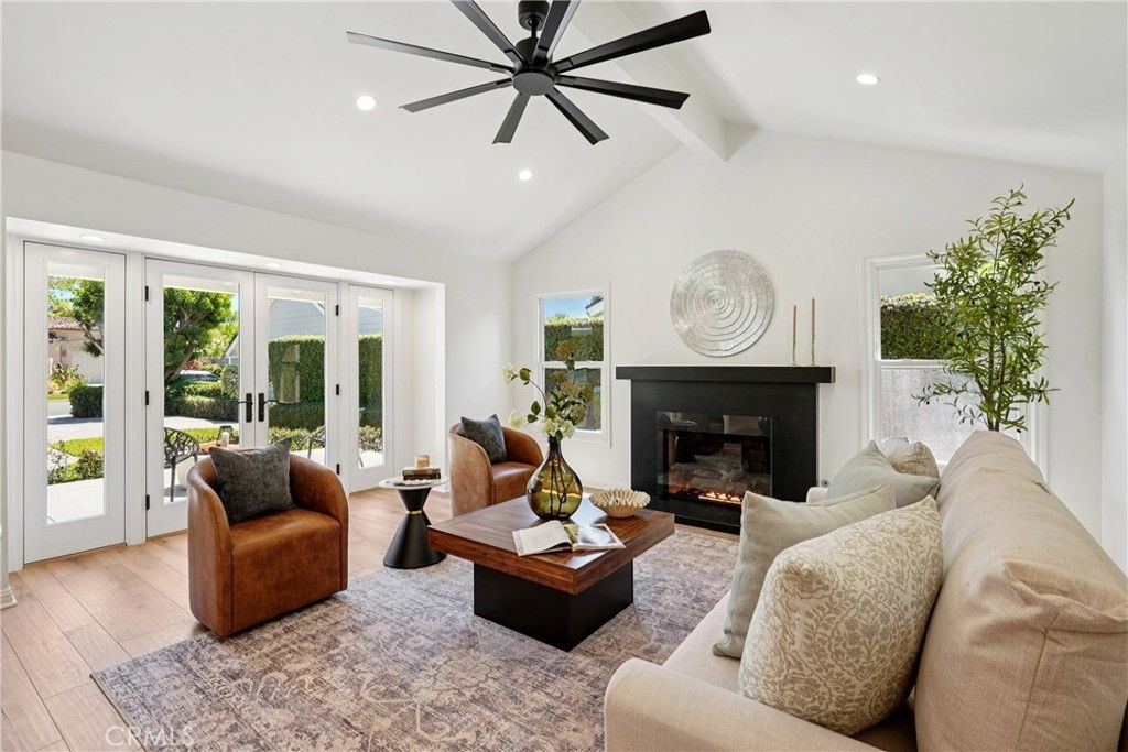 Image 5 of property listing at 11721 Norgrove Lane, Rossmoor, CA 90720