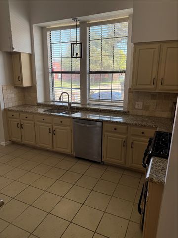 304 Cimarron Trail, Irving, TX 75063