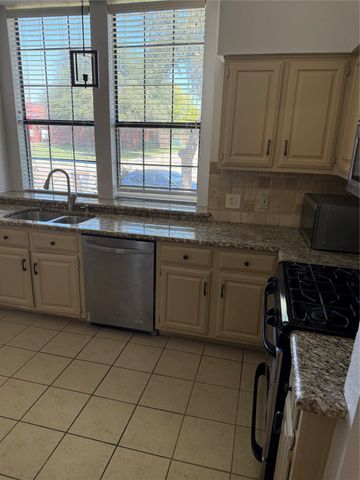 304 Cimarron Trail, Irving, TX 75063