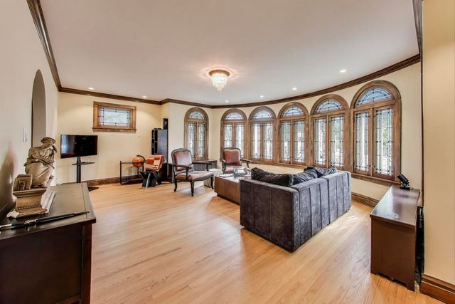 2700 W CARMEN Avenue, Chicago, IL 60625