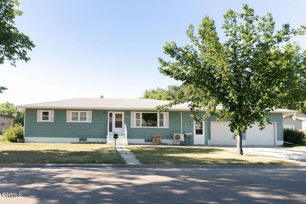 1002 10th Street NE, Jamestown, ND 58401 photo 1