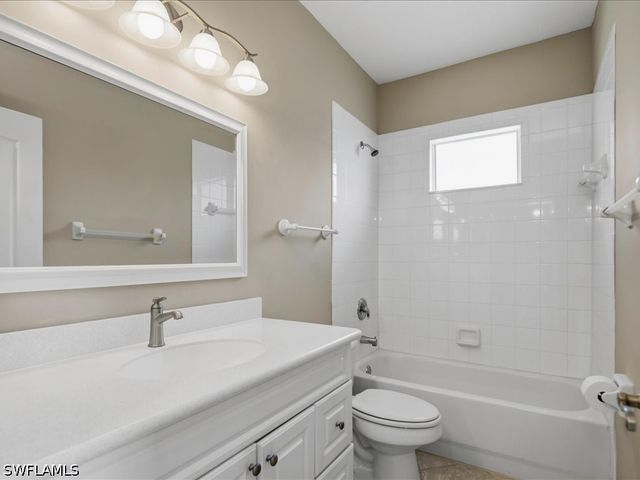 600 Luisa CT 4, Naples, FL 34104