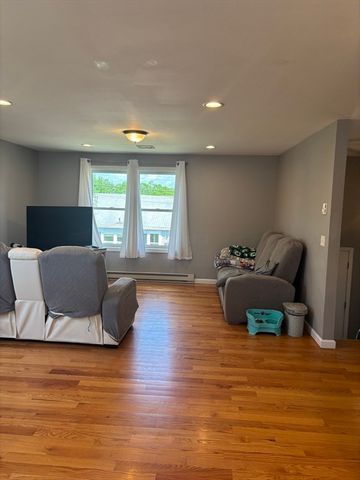 43 Grace St, Chicopee, MA 01020