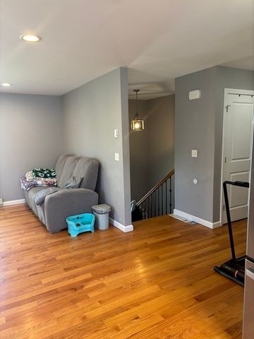 43 Grace St, Chicopee, MA 01020