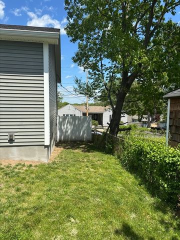 43 Grace St, Chicopee, MA 01020